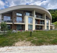 Rekreációs apartman Felsőlehóton, Tále területén, lapos tetővel és fa dekorációval.
