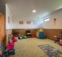 Gyermeksarok a Rekreációs apartmanban játékokkal és sátorral a gyerekek szórakozására.