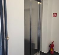 Lift egy négy szobás lakásban csempével és tűzoltó készülékkel.