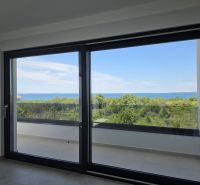 A 4 szobás lakás nagy ablaka panorámás kilátást nyújt a természetre és a tengerre.
