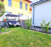 Kert ülőhellyel a családi ház mellett Košťany nad Turcom-ban, gyepes területtel.