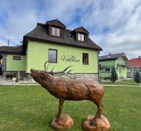 A szarvas szobra a villa előtt a Štôla községben, Poprád járás, Eperjesi kerület, Szlovákia.