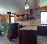 Konyha tömör fával, bárpulttal és fa dekorációjú padlóval szállodákban és panziókban.