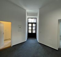 Belső tér sötét szőnyeggel és ajtókkal az irodában.