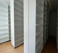 Polcrendszer és fa dekorációjú padló az irodákban.