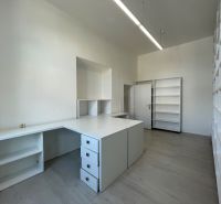 Fehér irodabútorok polcokkal és fa dekorációjú padlóval az irodában.