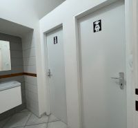 Iroda belső mosdóval és WC ajtóval.