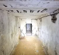 Szoros, elhagyatott beton tér sérült falakkal a különleges ingatlanok keretében.