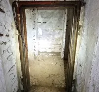 A lépcső egy különleges ingatlan alagsorába vezet Humennéban.