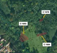 Légi felvétel Ratkovské Bystré mezőgazdasági és erdőterületeiről parcellákkal.