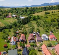 Kilátás a családi házakra Felsőlehótán, háttérben a dombos tájjal.