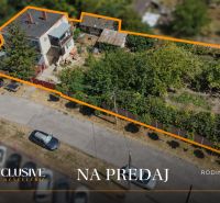 Családi ház Bodziban tágas kerttel és parkolóhelyekkel eladó.