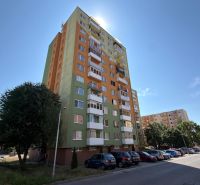 Lakóház parkoló autókkal Szenicén, alkalmas 3 szobás lakásra.