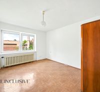 Üres szoba ablakkal, fa dekorációjú padlóval és szekrénnyel egy családi házban.