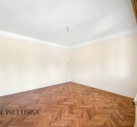 Üres szoba fa mintázatú padlóval egy családi házban.