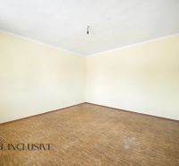 Üres szoba fa mintás padlóval és krémszínű falakkal egy családi házban.
