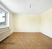 Üres szoba fa mintás padlóval családi házban.
