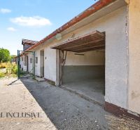 Nyitott garázs egy családi ház külső részén Vydranyban, beton behajtóúttal.
