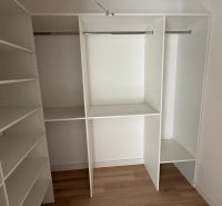 Beépített gardróbszekrény egy 3 szobás lakásban, fa dekoros padlóval.