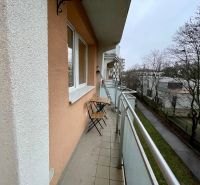 Erkély egy 3 szobás lakásban, utcára néző kilátással Pozsonyban, Teplická.