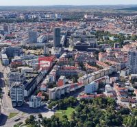 Légi felvétel Pozsonyról - Óváros felhőkarcolókkal és történelmi épületekkel.