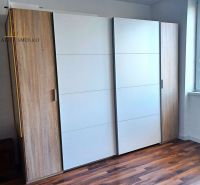 A rekreációs apartman tartalmaz egy fehér beépített szekrényt két faajtóval és fa dekorációjú padlóval.
