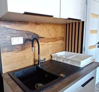 Mosogató egy rekreációs apartmanban fa dekor padlóval és munkalappal.