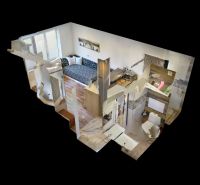 Rekreációs apartman belső kialakítása fa dekorációjú padlóval és kompakt elrendezéssel.