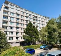 A Pozsonyi - Újváros Piešťanská utcában található lakóházat zöldterület és parkoló veszi körül.