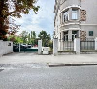 Az épület a Pozsonyi Palisádoknál - az Óvárosban, díszes falazattal és körülötte fákkal.