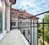 Erkély vasrácsos korláttal és épületekkel, Pozsony - Óváros, Palisády, 3 szobás lakás.