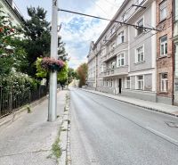 Óváros, Pozsony: történelmi épületek és virágdíszítés az oszlopon.
