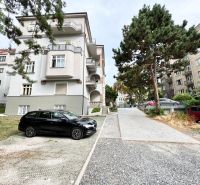 Lakóház a Pozsony-Óváros Palisády utcájánál, zölddel és autókkal körülvéve.
