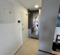 3 szobás lakás előszobája minimalista dizájnnal és csempével.