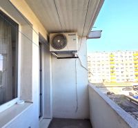 A Dudvážska utcai 3 szobás lakás erkélye Pozsonyban, kilátással a szomszédos épületekre.