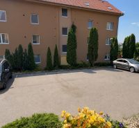 Lakótelepi parkoló Nagylapáson autókkal és környező zöldterülettel.