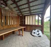 Fából készült menedékhely Telinciben és 2 szobás lakás kőpadlóval a háttérben.