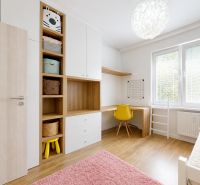 Zárt szoba tárolóhelyekkel és íróasztallal egy háromszobás lakásban.