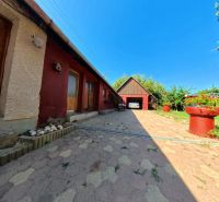 Családi ház a Tesárske Mlyňany Školská utcáján parkolóval és virágládákkal.