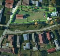 Légi felvétel egy faházról és telkéről a Jána Švermu utcában, Šumiacban.