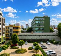 Kilátás a parkolóra és a környező épületekre Pozsonyban, a Nejedlého utcában.