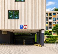 Garázsbejárat Pozsony-Dúbravkán, a Nejedlého utcában egy 2 szobás lakásnál.
