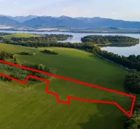 Liptovský Trnovec különleges ingatlanainak légi felvétele a környezettel és a vízfelülettel.