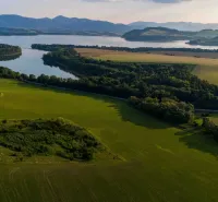 A Liptovský Trnovec melletti vidék különleges ingatlanokkal, rétekkel és erdőkkel körülvéve.