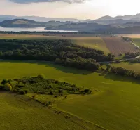 Táj Liptovský Trnovecben zölddel, erdőkkel és dombokkal. Különleges ingatlanok.
