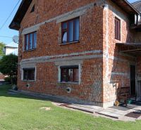 Családi ház Ovčiarske településen vakolatlan téglafalú homlokzattal és zöld gyepes telkekkel - lakóhely.
