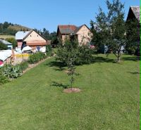 Kert gyepes területtel és gyümölcsfákkal a házak mellett Ovčiarske-ban, Lakóingatlanok - telek.