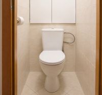 Fürdőszoba kétszobás lakásban bézs csempével és WC-vel.