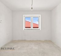 Üres szoba vakolt falakkal és ablakkal, családi ház.