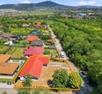 Családi ház a Nyitrai Mező utcában, zölddel és természettel körülvéve.